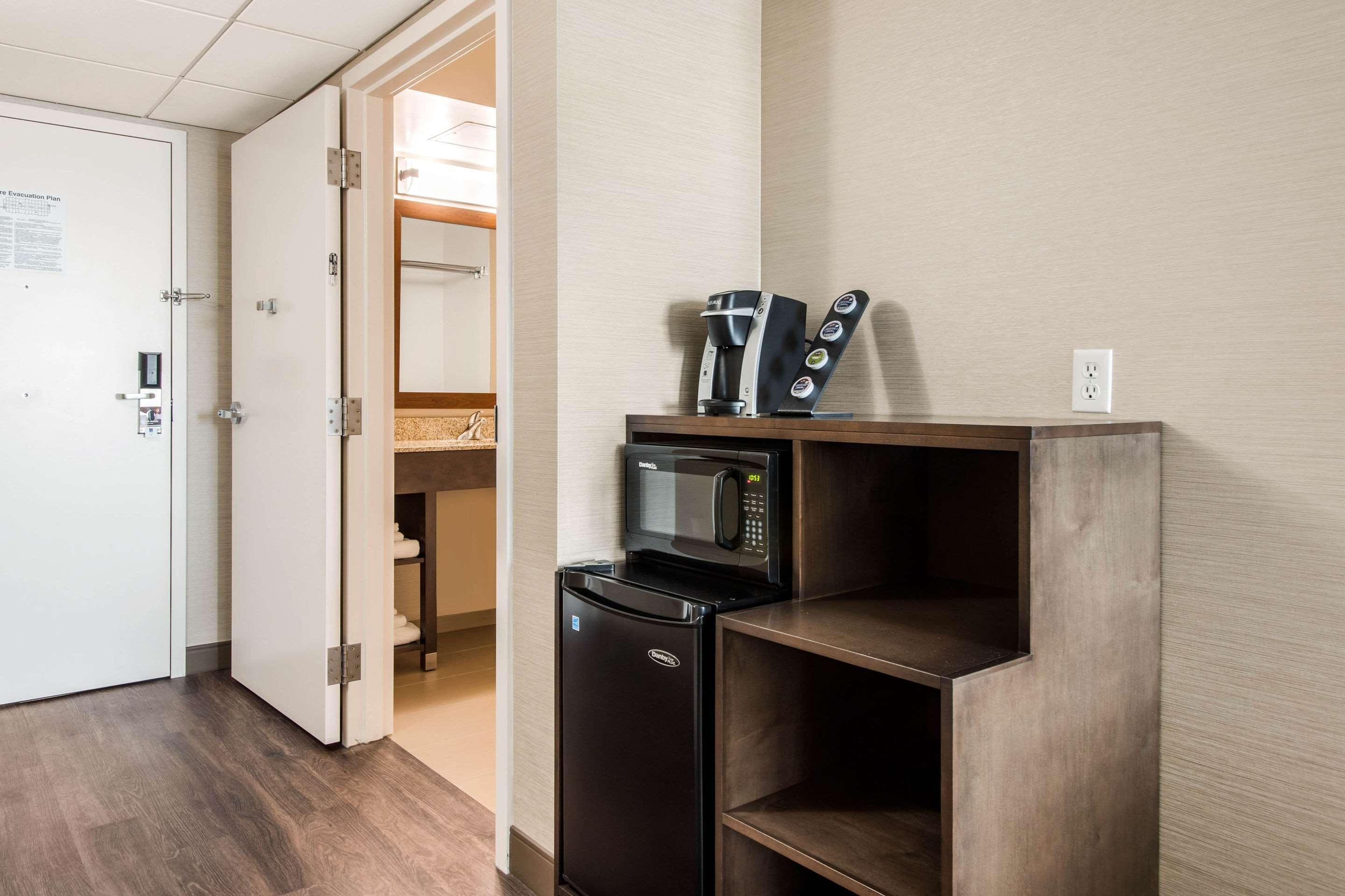 Comfort Inn & Suites Red Deer Exterior foto